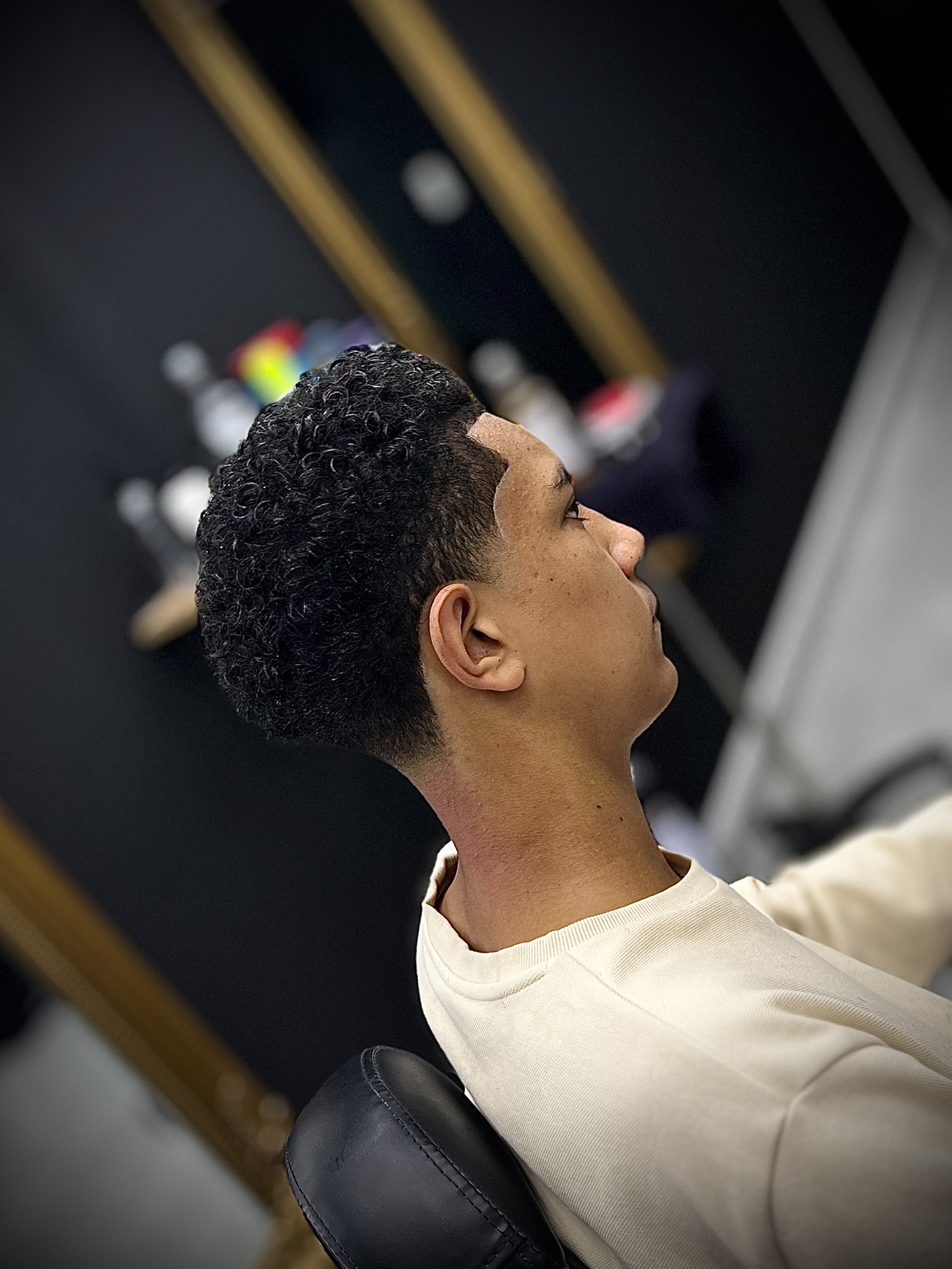 Jeune homme avec cheveux bouclés